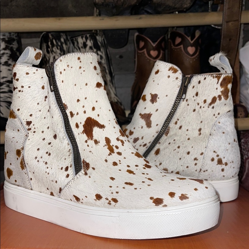 Cow Print High-Top shoes